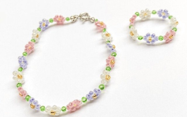 Vòng tay handmade đính hạt màu xanh độc đáo