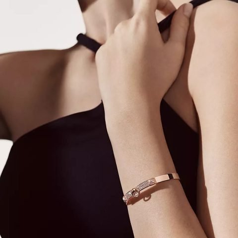 Vòng tay Hermes Paris Collier de Chien mẫu nhỏ đeo trên cổ tay