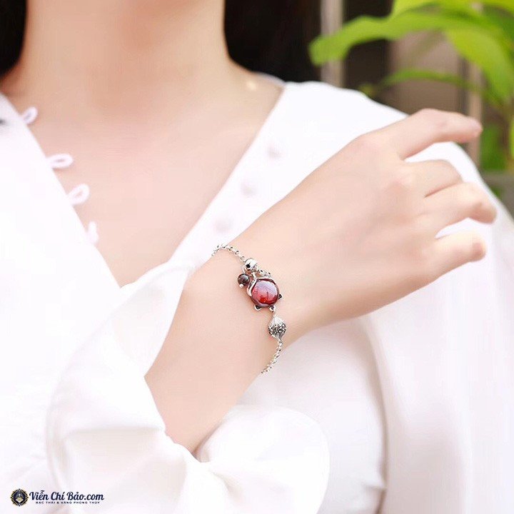 Vòng tay hồ ly bằng bạc đá đỏ, biểu tượng của sự hòa hợp