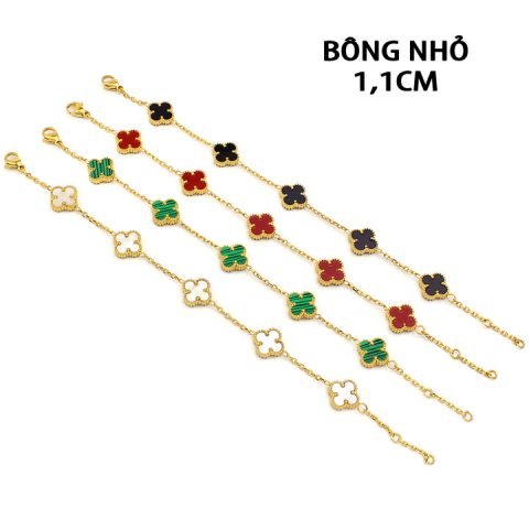 Vòng tay hoa 4 cánh chính hãng với mặt dây xanh lá nhỏ xinh
