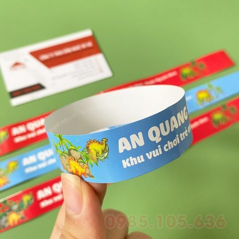 Vòng tay khu vui chơi màu xanh, in logo, đeo trên tay