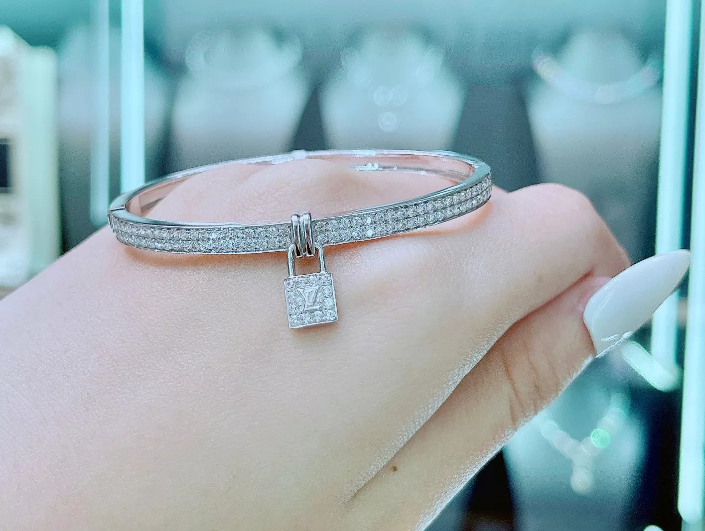 Vòng tay Louis Vuitton biểu tượng ổ khóa và đá