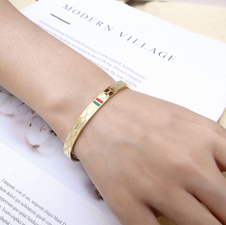 Vòng tay nam Gucci bằng titan màu vàng 24K