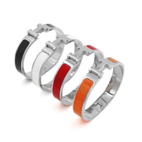 Vòng tay nam Hermes chữ H trắng tinh tế trên nền đen