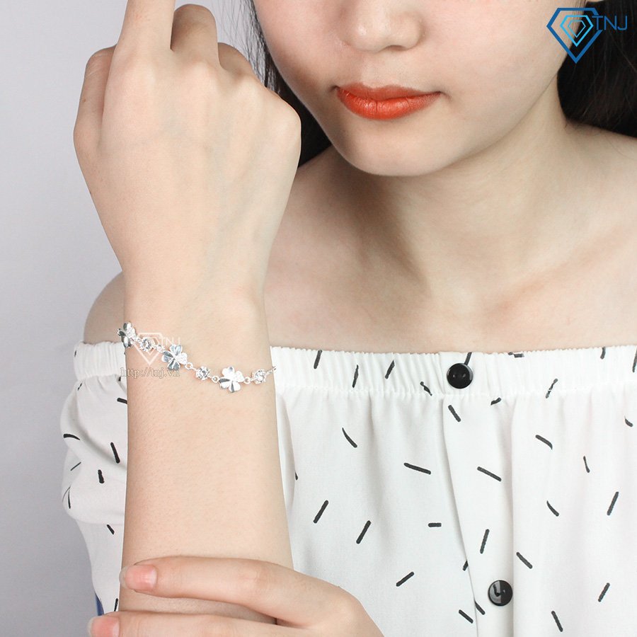 Vòng tay nữ cỏ 4 lá bạc đeo trên cổ tay phái nữ