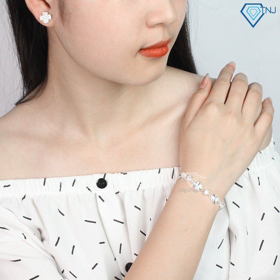 Vòng tay nữ cỏ 4 lá với dây mảnh tinh tế
