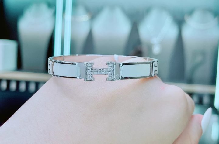 Vòng tay nữ đẹp Hermes đính đá vàng trắng