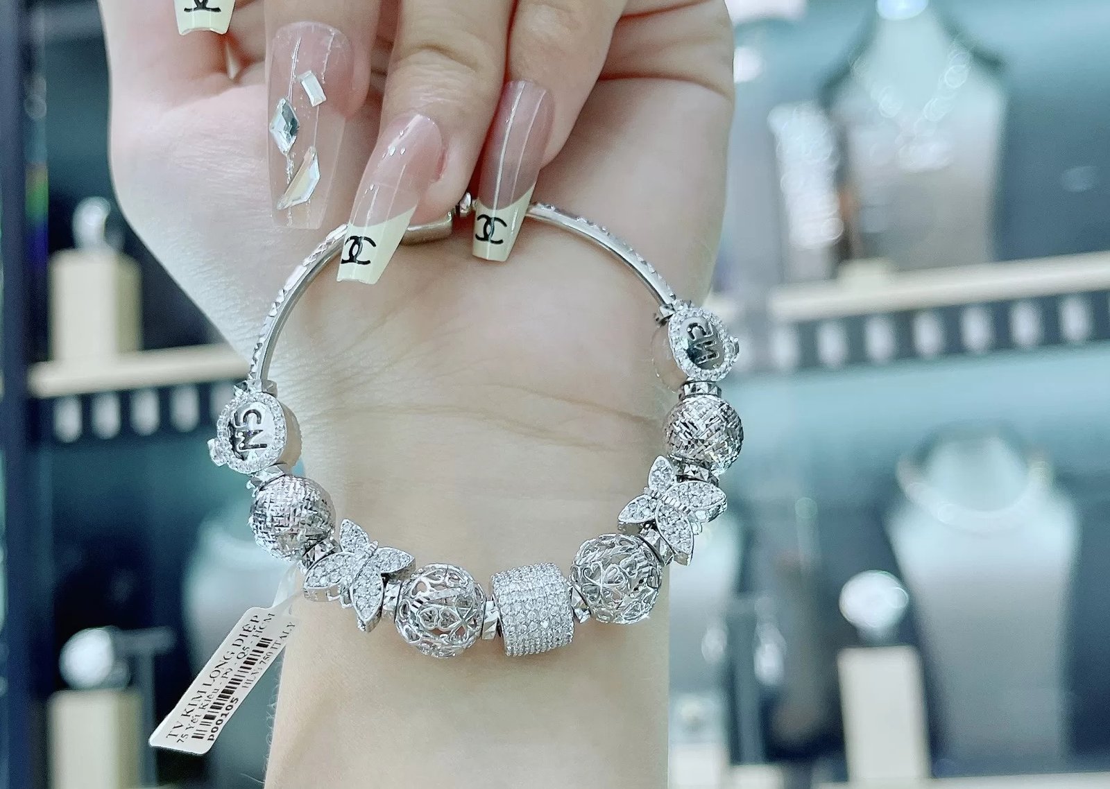 Vòng tay Pandora vàng trắng với charm chai nước hoa N5 và cánh bướm đính đá tinh xảo