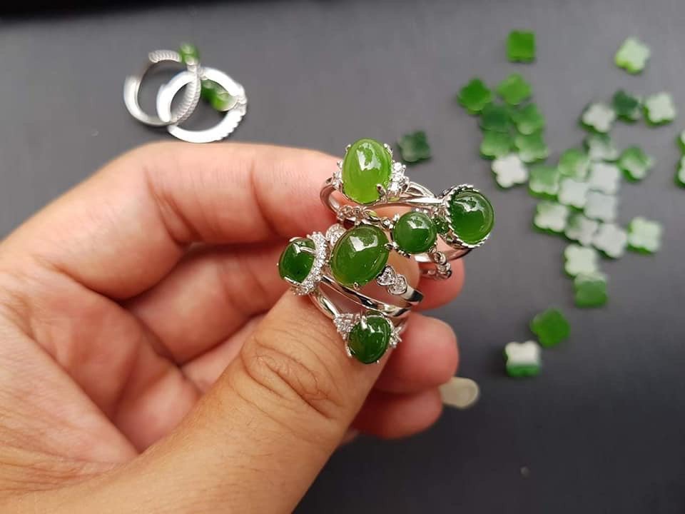 Vòng tay phỉ thúy tượng trưng cho sự bình an