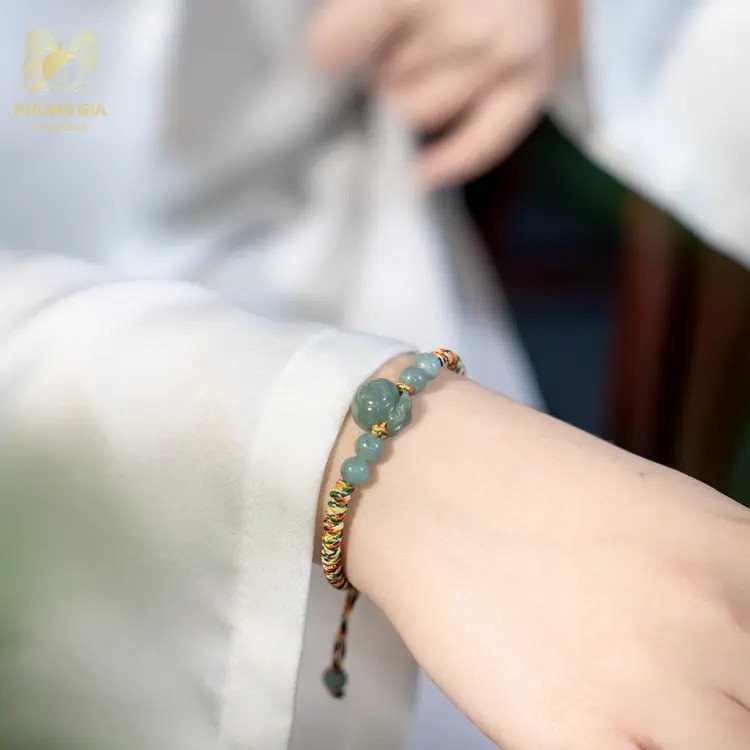 Vòng tay phong thủy Phùng Gia phù hợp với mọi đối tượng, mang lại may mắn
