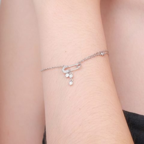 Vòng tay safety pin biểu tượng của sự kiên cường và phong cách cá nhân