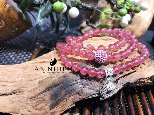 Vòng tay thạch anh dâu tây hồng tinh xảo, mang lại vẻ đẹp thanh lịch