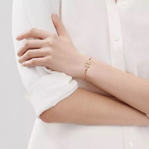 Vòng tay Tiffany &amp; Co tinh xảo trên cổ tay, thể hiện sự sang trọng và giá trị đẳng cấp