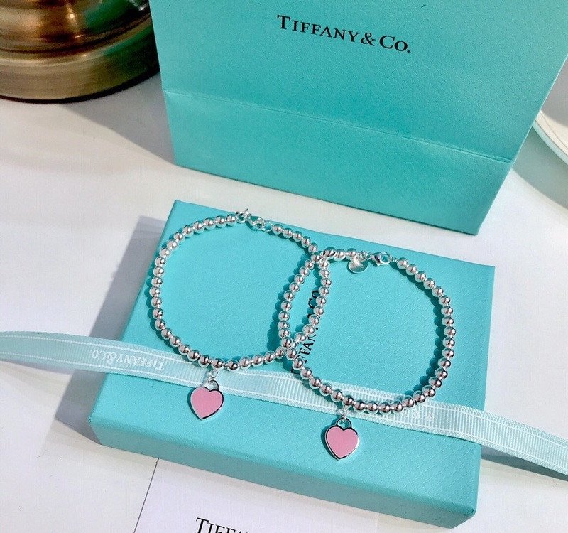 Vòng tay Tiffany &amp; Co với thiết kế tối giản, sang trọng, dễ dàng kết hợp.