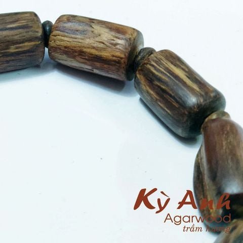 Vòng tay trầm hương chìm mang lại may mắn