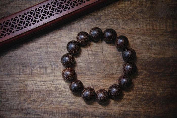 Vòng tay trầm hương đen sang trọng trên cổ tay, thể hiện vẻ đẹp tự nhiên và đẳng cấp
