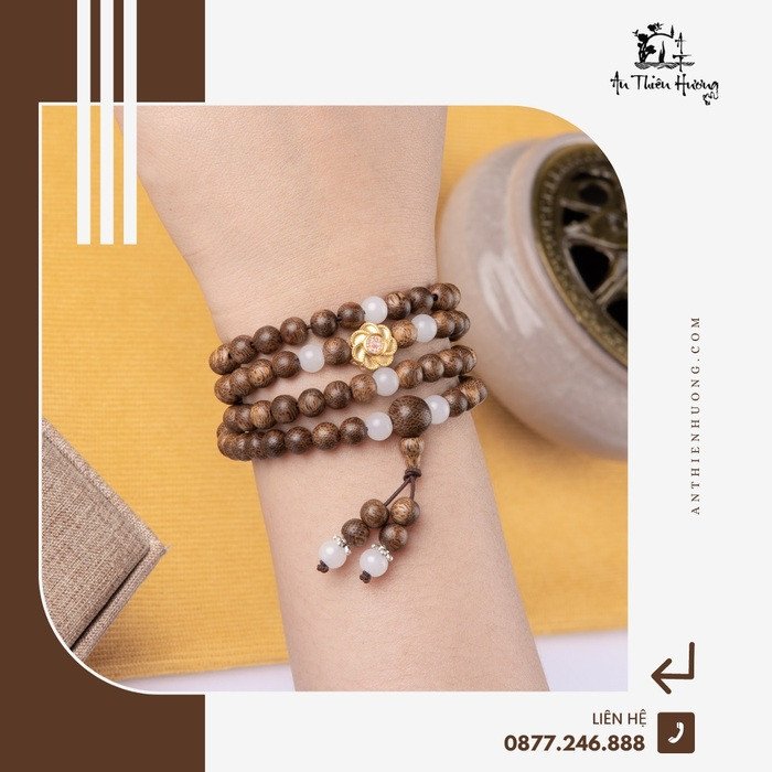 Vòng tay trầm hương được đặt trên nền sang trọng, thể hiện giá trị quà tặng cao cấp