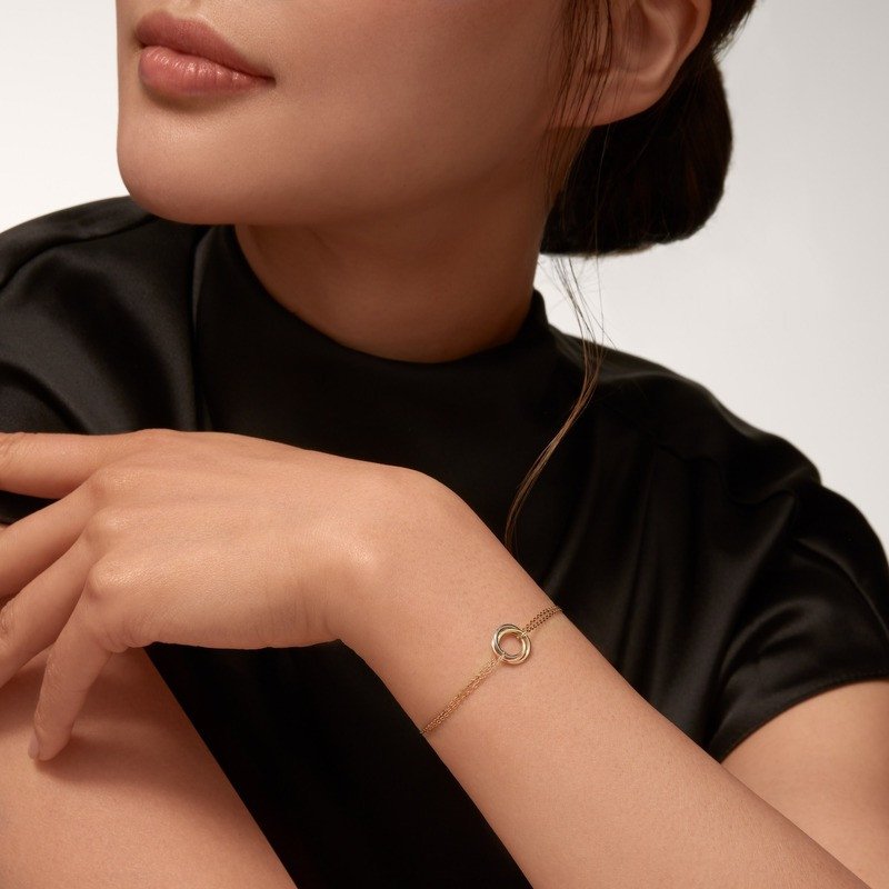 Vòng tay Trinity de Cartier chính hãng với ba vòng vàng lồng vào nhau, đại diện cho tình bạn, lòng trung thành và tình yêu.