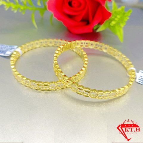 Vòng tay vàng nguyên khối sang trọng, biểu tượng của vẻ đẹp vĩnh cửu