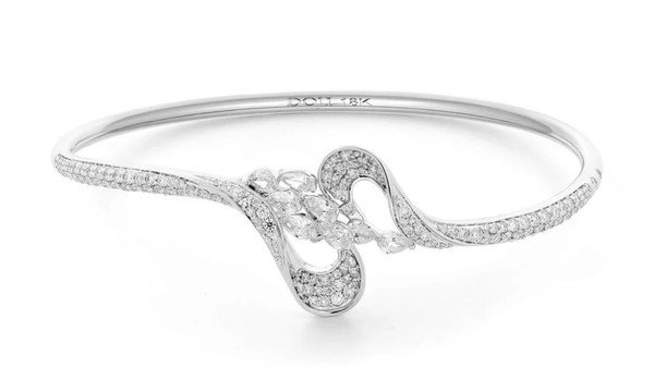 Vòng tay vàng trắng 18K gắn kim cương DOJI AFGR000454D2DA1 với thiết kế tối giản, mang lại vẻ đẹp sang trọng, tinh tế