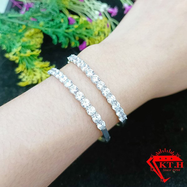 Vòng tay vàng trắng nữ với thiết kế tinh xảo, thể hiện nét sang trọng