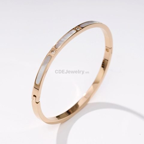 Vòng tay xà cừ CDE với thiết kế đá Swarovski lấp lánh và khảm xà cừ tinh xảo.
