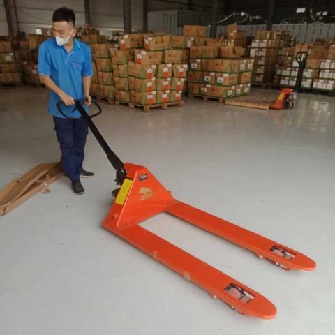 Xe nâng lắc tay cơ khí tải trọng lớn sẵn sàng hoạt động trong kho bãi