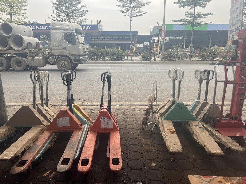 Xe nâng tay cũ với nhiều tùy chọn tải trọng