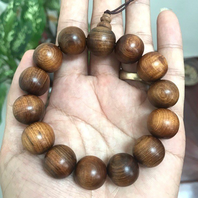 Ý nghĩa phong thủy của vòng tay gỗ bách xanh mang lại bình an