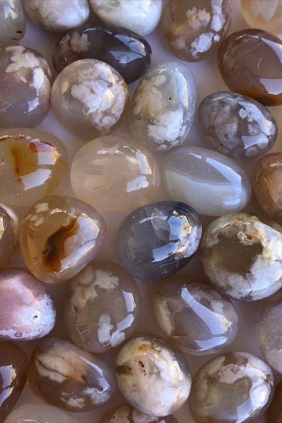 Ảnh cận cảnh một viên đá Agate xanh lá cây, tốt cho sức khỏe