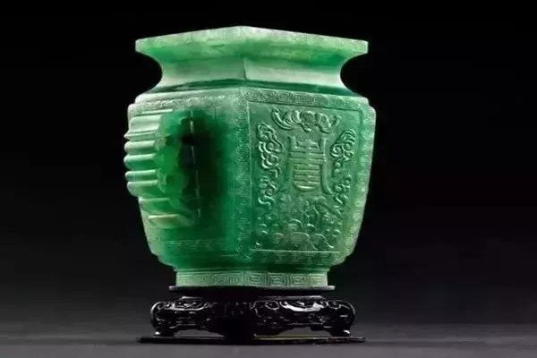 Bảo vật ngọc phỉ thúy từ thời vua Càn Long, thể hiện sự tinh xảo trong chế tác.