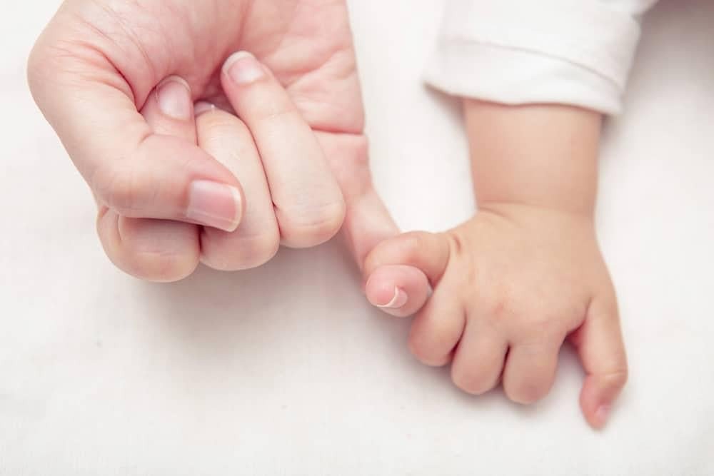 Bé đeo vòng tay dâu tằm an toàn và phù hợp với độ tuổi
