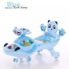 bé trai chơi xe lắc tay trẻ em hình chú chó