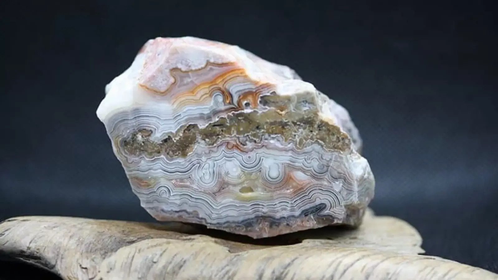 Bộ ba viên đá Agate cổ với các dải màu tự nhiên và bề mặt mờ