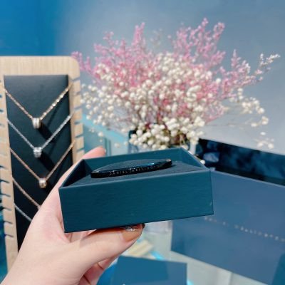 Bộ phụ kiện Daniel Wellington gồm vòng tay DW, đồng hồ và nhẫn, tạo nên phong cách sang trọng