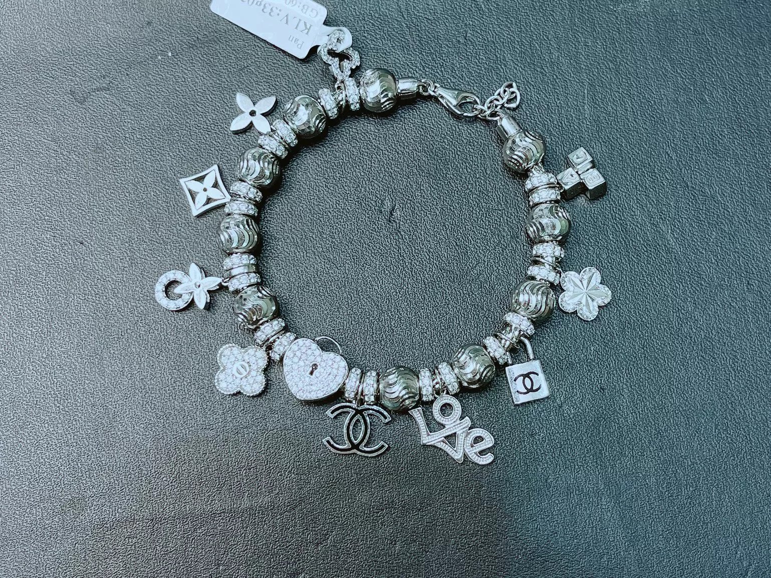Bộ sưu tập charm đa dạng trên lắc tay Pandora vàng trắng, thể hiện phong cách cá nhân