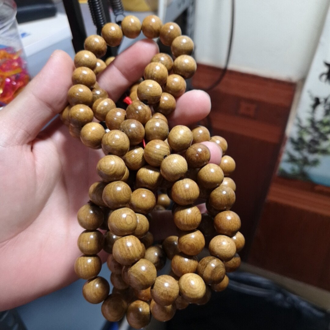 Bộ sưu tập vòng tay gỗ bách xanh tự nhiên, mang vẻ đẹp mộc mạc và hương thơm đặc trưng.
