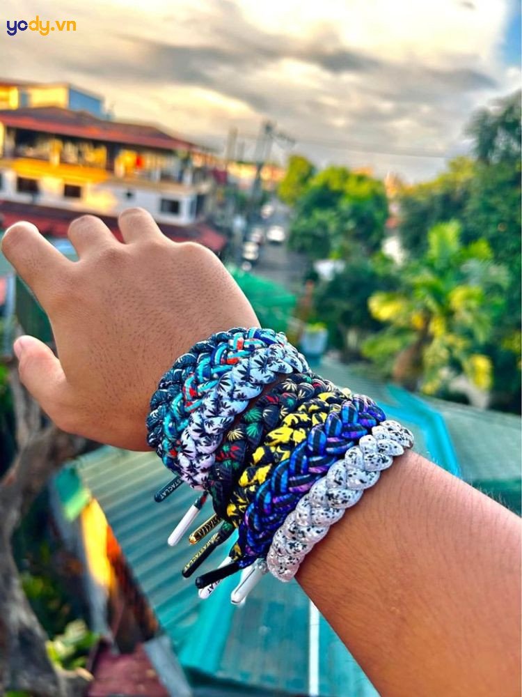 Bộ sưu tập vòng tay Rastaclat với nhiều loại và màu sắc khác nhau, thể hiện sự đa dạng