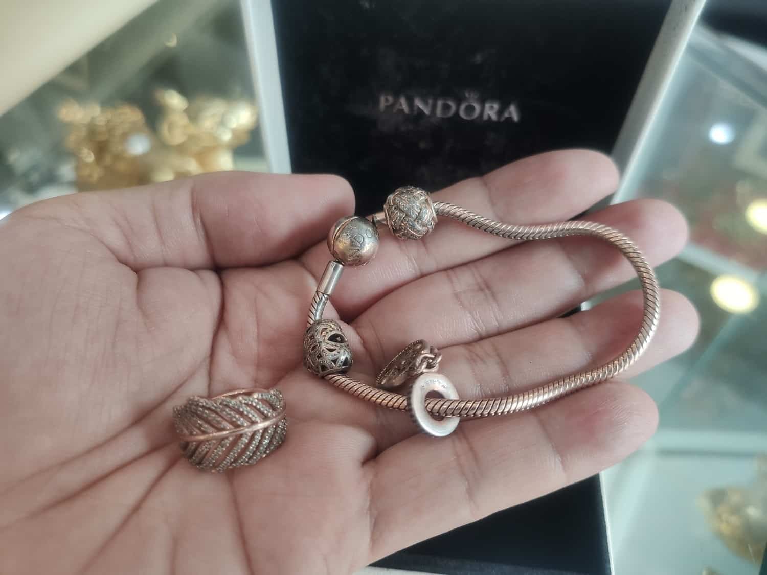 Bộ trang sức vòng tay và charm Pandora bị oxy hóa nặng sau thời gian dài sử dụng