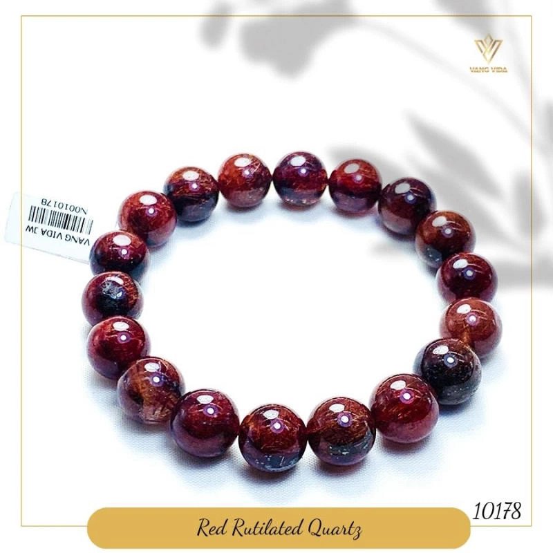 Bộ vòng tay nhiều vòng được đeo trên cổ tay, biểu tượng cho sự tiếp nhận năng lượng tích cực