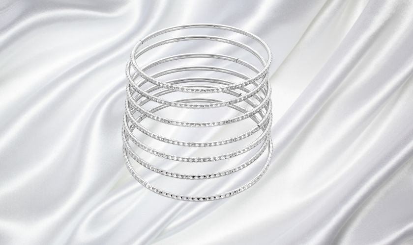 Bộ vòng tay vàng 18k với họa tiết vân dọc