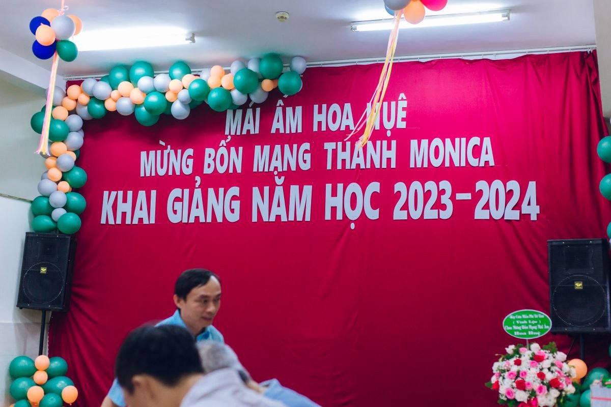 Bông hoa huệ kiên cường vươn lên, biểu tượng của hy vọng và sự sống