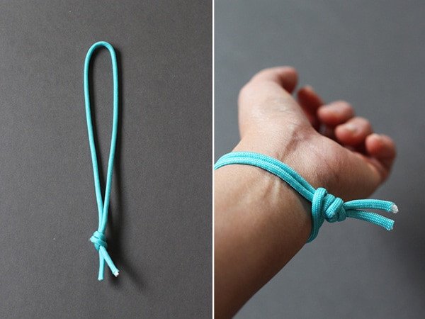 Bước đầu tiên trong hướng dẫn cách thắt vòng tay nút kép, ước lượng độ dài dây.