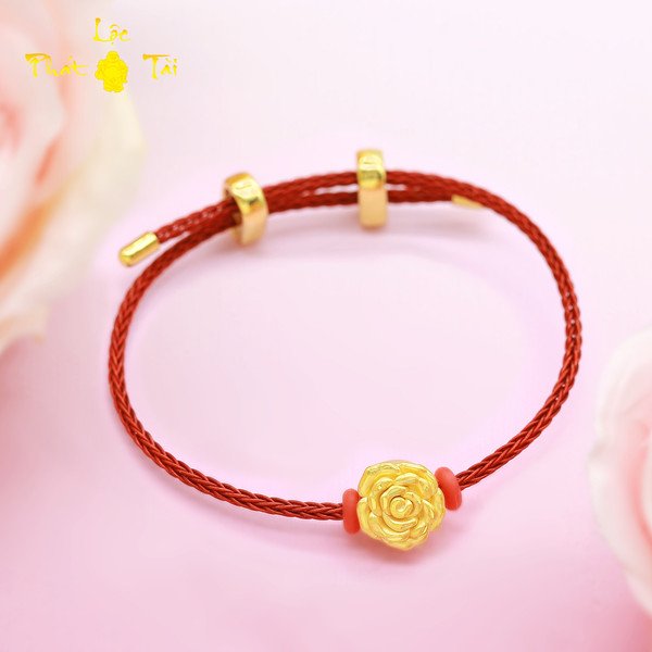 Các charm thiết kế đa dạng là cách kể chuyện và lưu giữ kỷ niệm trên vòng tay vàng 24K PNJ.