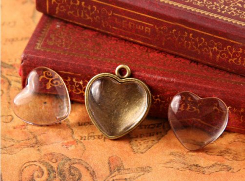 Các hạt đá nhiều màu sắc, hình dáng khác nhau, phù hợp làm nguyên liệu vòng tay phong thủy.