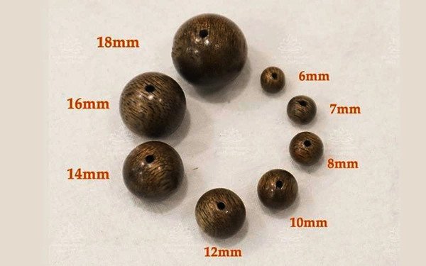 Các kích thước hạt phổ biến của vòng tay trầm hương thật, ảnh hưởng đến giá.
