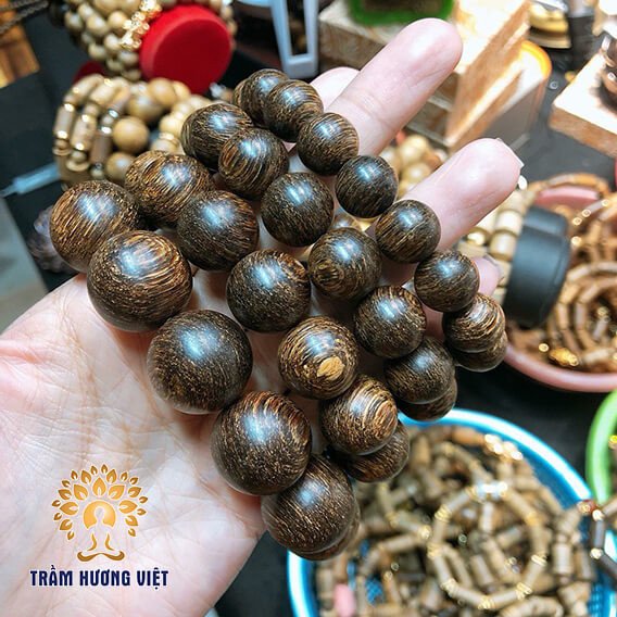 Các kích thước vòng tay trầm hương sánh chìm, minh họa loại nhân tạo.