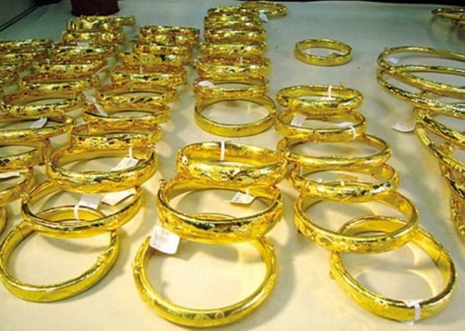 Các mẫu trang sức vàng, bao gồm vòng tay vàng 9999, thể hiện vẻ đẹp và giá trị đầu tư.