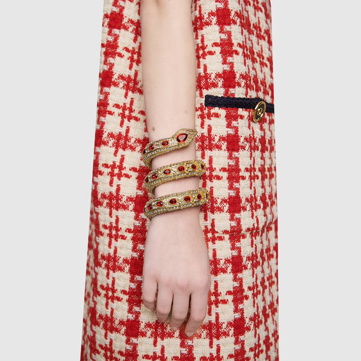 Cách bảo quản vòng tay rắn Gucci để giữ vẻ đẹp bền lâu