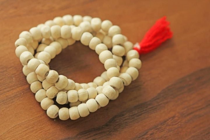 Cách làm vòng tay dâu tằm thủ công tại nhà mang lại bình an cho bé